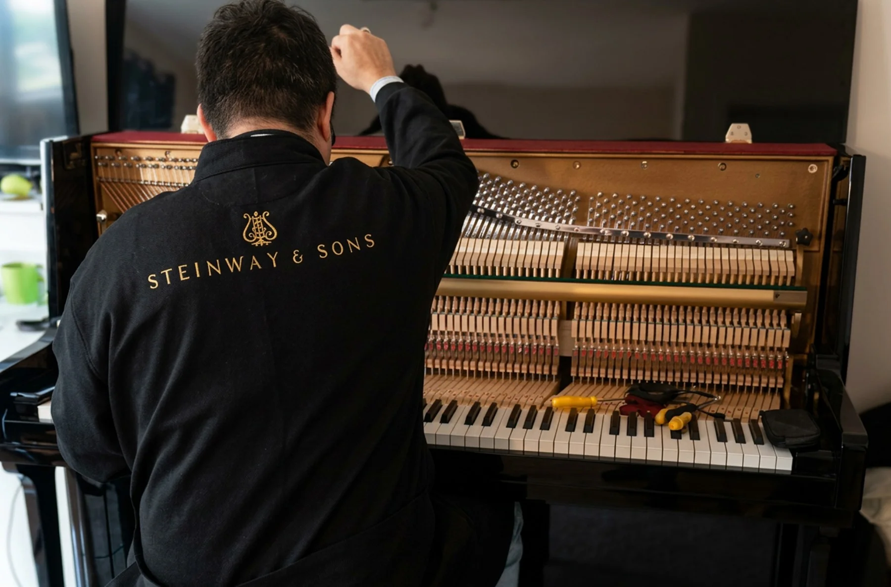 Afinador realizando afinação de piano em Brasília com técnica tradicional
