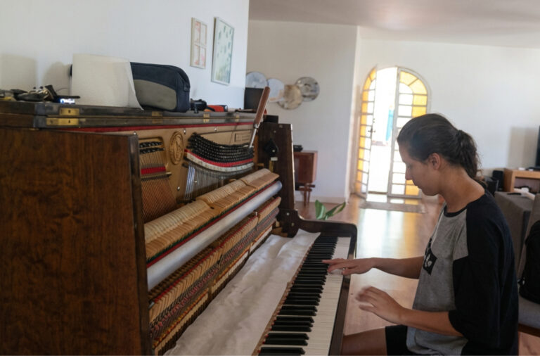 cliente satisfeita com piano