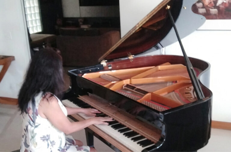 cliente testando piano