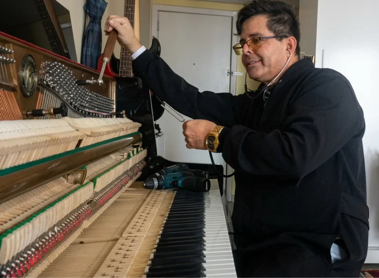 Luthier afinando piano