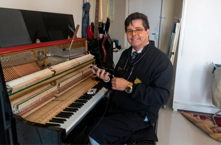 luthier consertando piano
