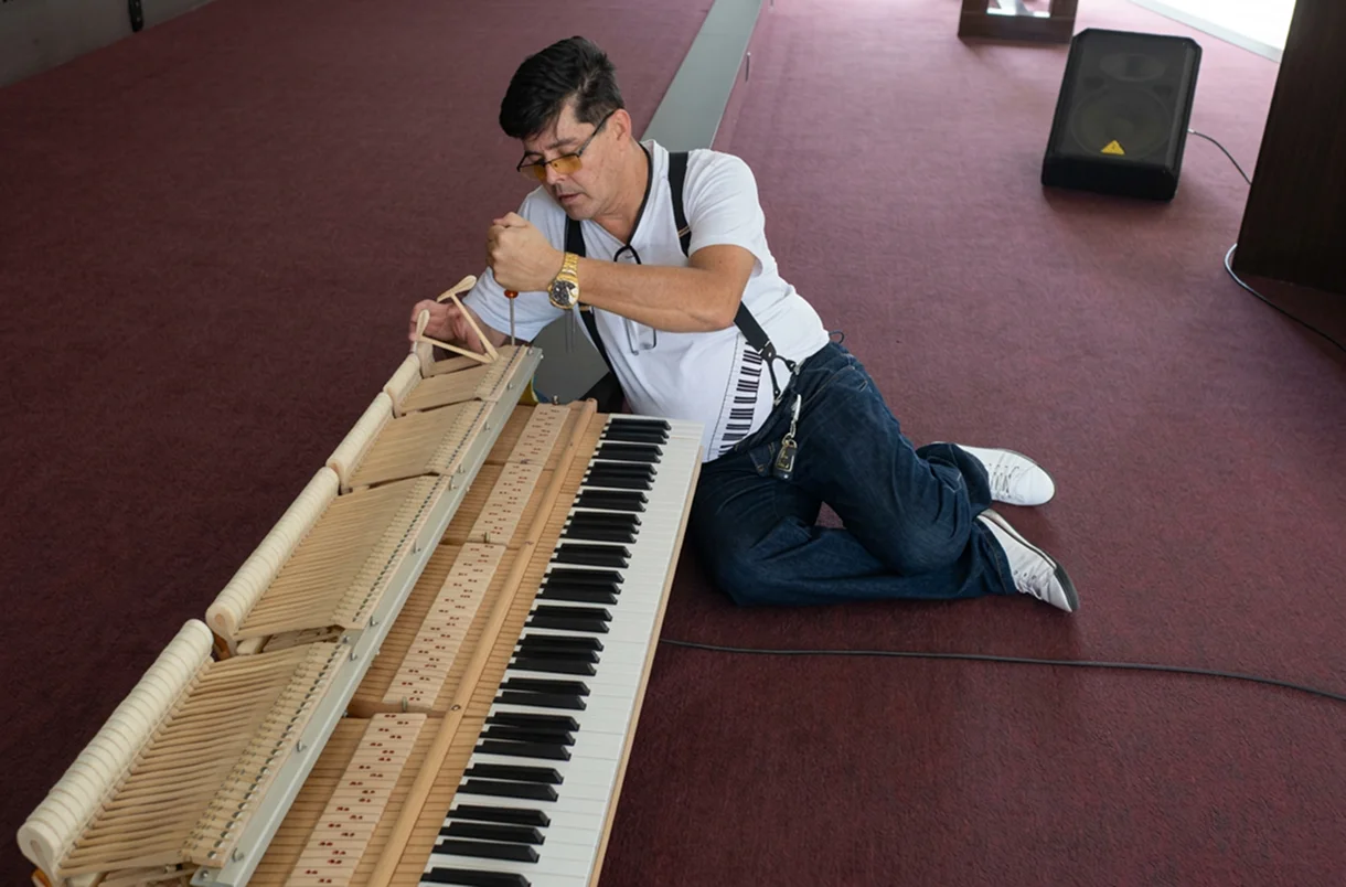 Processo de restauração de piano acústico em Brasília